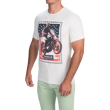 63%OFF メンズスポーツウェアシャツ バーバーポスタープリントTシャツ - ショートスリーブ（男性用） Barbour Poster Printed T-Shirt - Short Sleeve (For Men)画像